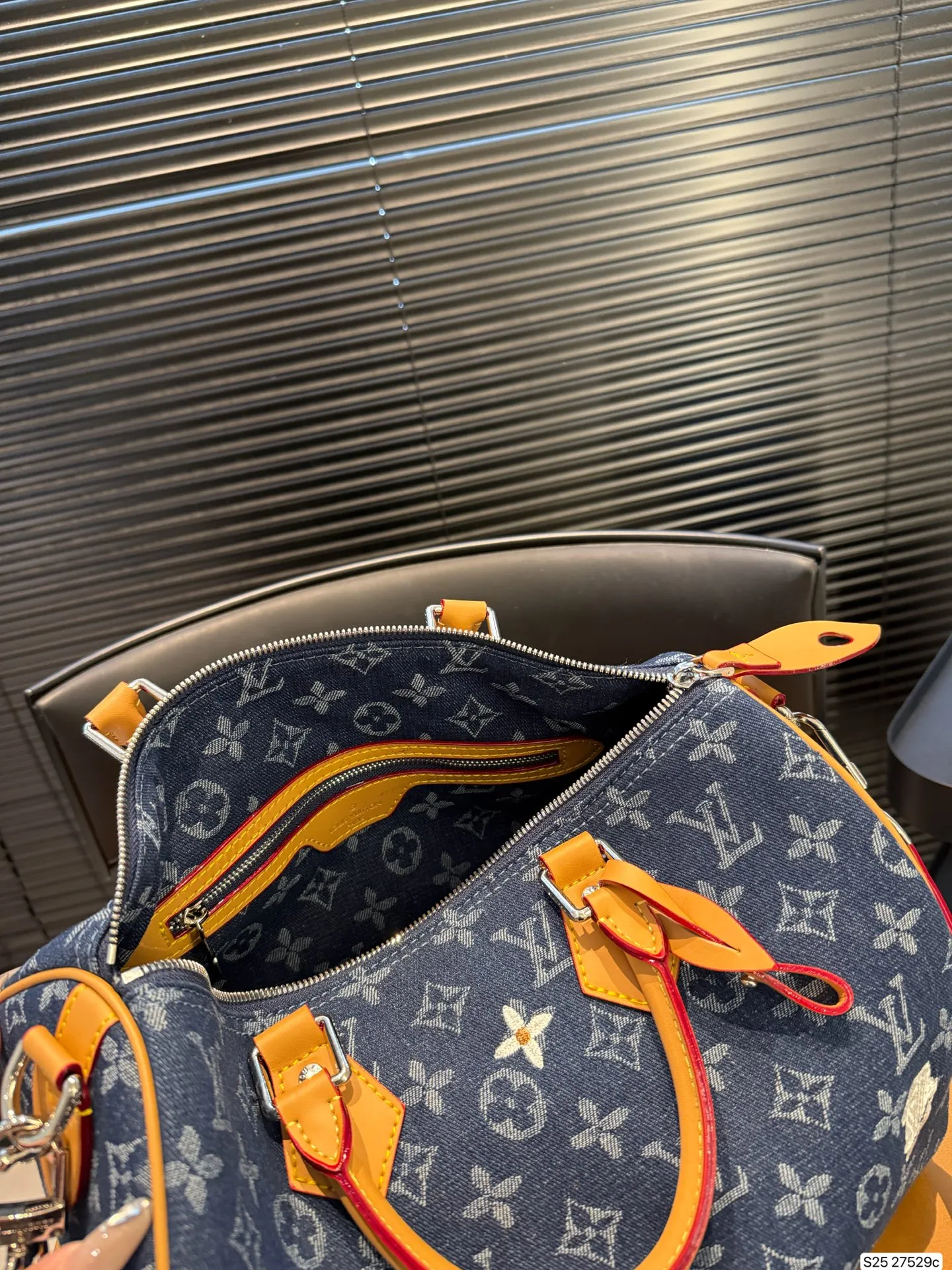 P175 Lv枕头包 大容量 手提斜挎皆可 通勤必备 一定要入！ 尺寸29 21 货号27529