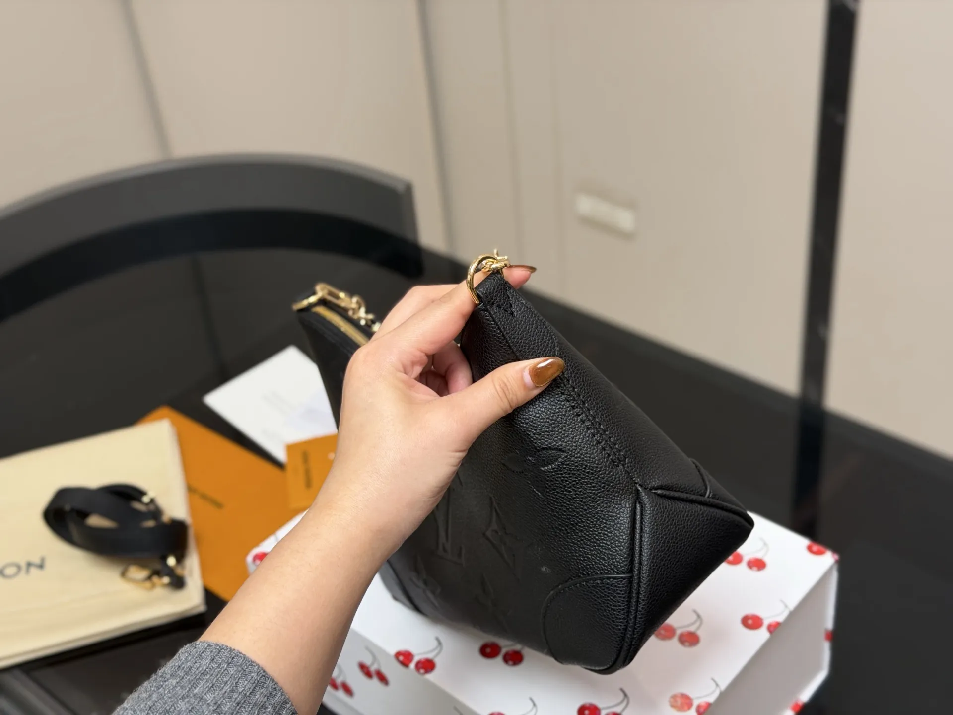 ¥170 配折叠盒 size:29*16cm Lv 最新款牛角包 原版五金! 定制版直接采用小牛皮 Vintage 经典单肩包 配置肩带➕链条 单肩斜挎都无敌好看百搭!