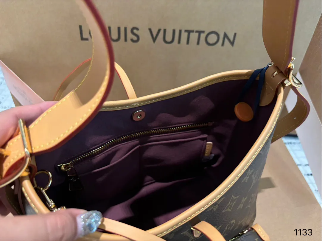 P190P180P170 路易威登Lv Carryall新款通勤包颜值实用 #路易威登Lv #路易威登#Iv #路易威登louisvuitton#路易威登carryall #Carryall |v7月新款，可斜挎、单肩。容量保证，敞口磁铁吸内扣取放平板小电脑非常方便，设计比neverfull小巧、肩带够宽不那么勒;比graceful俏皮，上身完全;是驴家通勤包款颜值担当@ 尺寸 大号38中号30 小号23