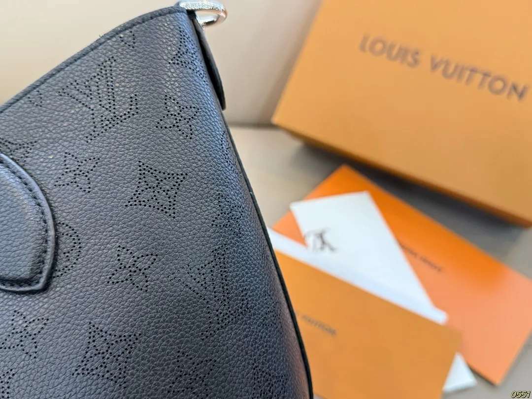 &yen;220 Lv菜篮子托特包 高颜值 潮酷 时尚女孩必入 适合日常 通勤 出街 尺寸20 20