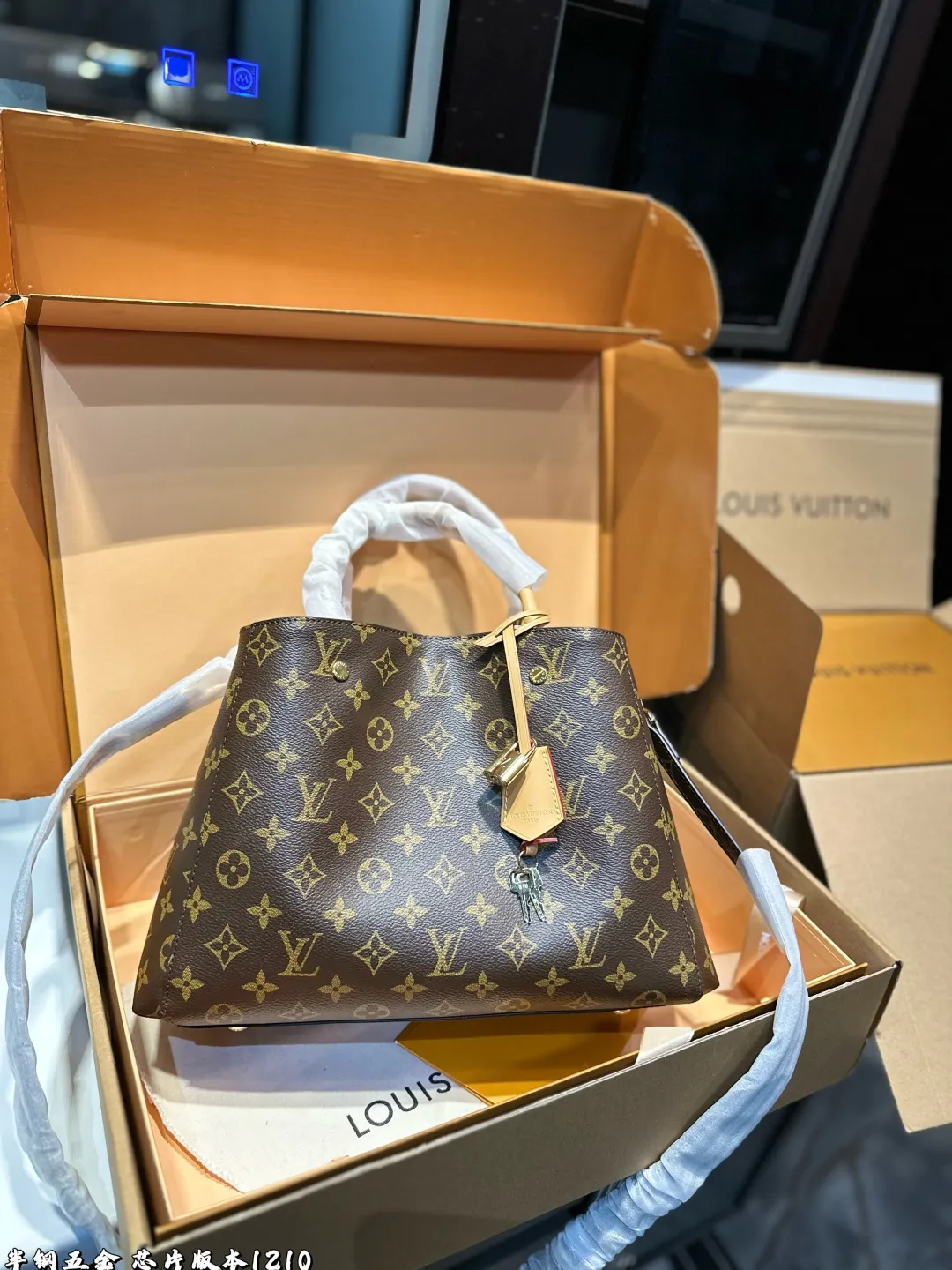 ❤️p185p180(礼盒包装)❤️ LV 蒙田包手袋将俏皮挺括的外部设计与整齐有序的包内空间结合在一起,是商务包款的理想之选。这款手袋配有一条超长的可拆卸背带,既可手提、臂挽,亦可斜背,打造时尚扮相。尺寸:大号32 23 小号29 20