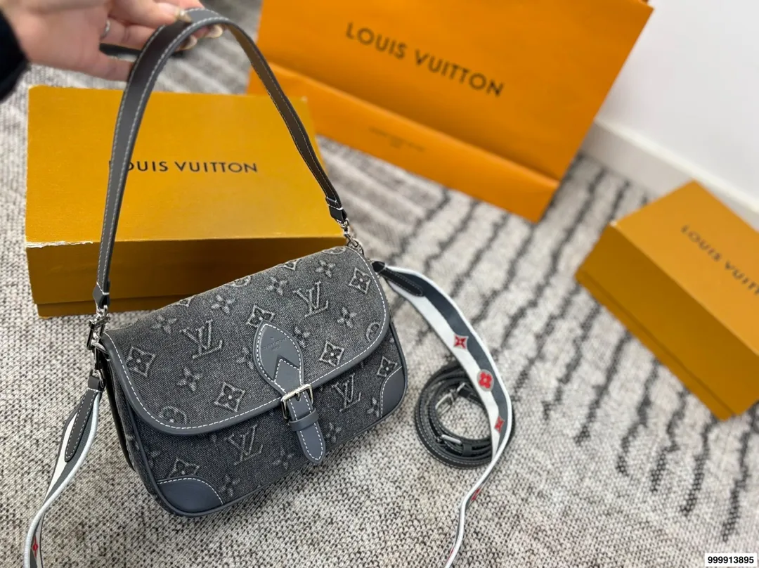 p205 配礼盒 早春LvDiane 法棍手袋 配置两条肩带 〰️ 搜索🔍 Lv 法棍 尺寸: 25 15