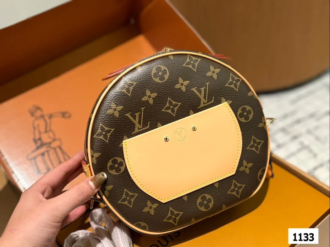 P185 配盒子 size：22*19cm L家 圆饼包真的是太香了 这款圆饼是柔软的 它的容量超级大 刘亦菲把我们的审美拉回来了啦！ 非市场通货欢迎对比 🔍 Lv 圆饼包