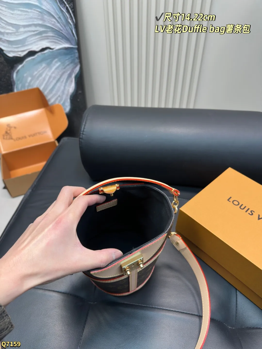 💰205配全套礼盒 尺寸14.22cm LV 经典薯条包真的绝绝子! 它的实用性超棒,内部空间合理,还是能装蛮多的。 颜值更是没得说,经典的设计散发着独特的魅力,无论搭配休闲装还是正式装都能轻松驾驭!