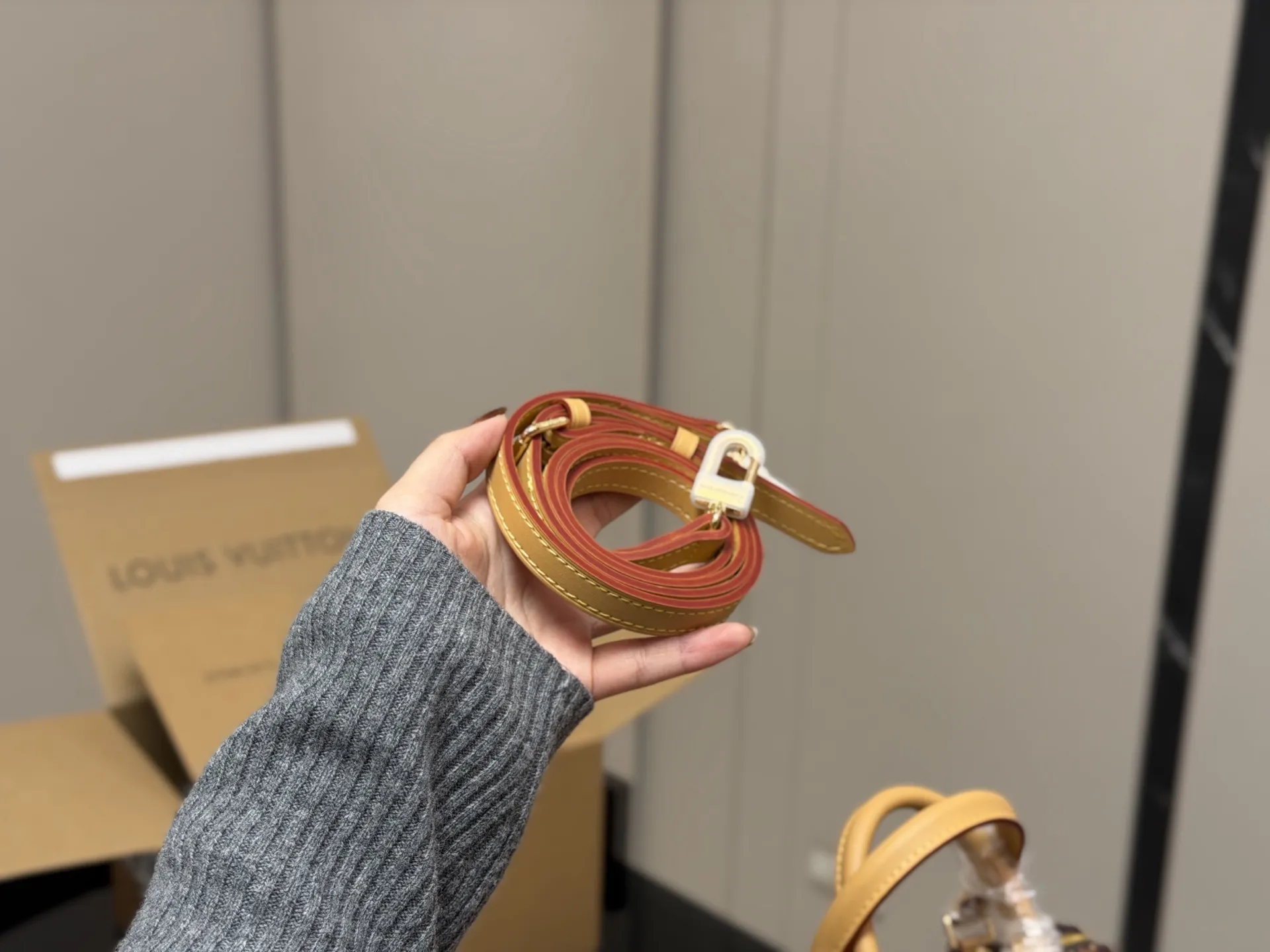 ¥225 配折叠盒飞机盒 LV铆钉枕头包 简单百搭 颜值高 日常出街首选 潮酷时尚女孩必入款 尺寸:20.14cm