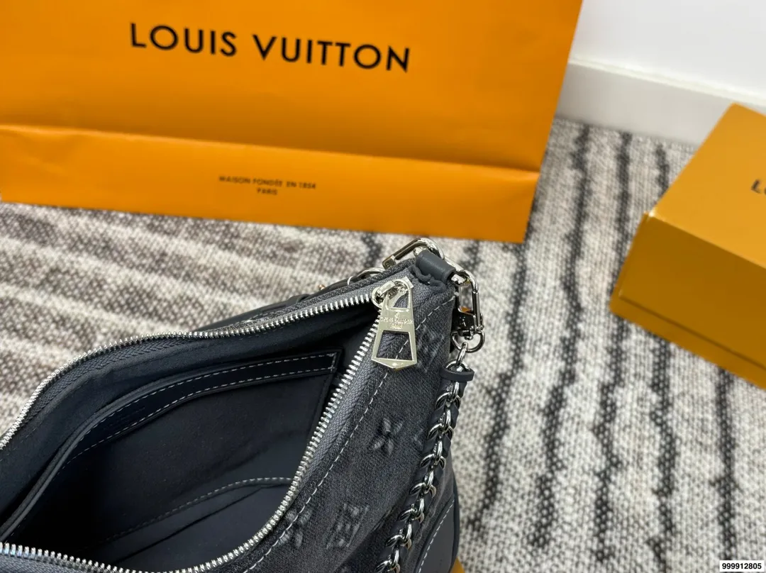 p205配礼盒🎁 Lv 牛角包 单肩斜挎中古 vintage包包v老花村上隆限定薇薇安女包LV老花限定 !超美!好多网红潮人都在背 单肩斜挎背这款包看着简单,搭配起来特别有范!被外观真的迷倒 尺寸:27*9*15cm