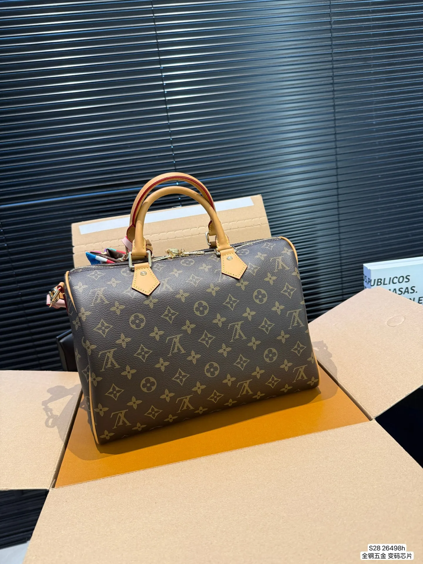 P190 配飞机盒折叠盒 全钢五金 变码芯片 Lv X Nigo Keepall 30.枕头包 手袋是一款理想的都市手袋。 标志性的造型与经典的 Monogram 帆布，加之多种携带方式和奢华的天然牛皮饰边为该包平添一份时尚前卫之感。尺寸：30 21货号26498