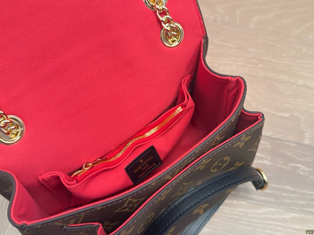 原版复刻&yen;185飞机盒 重金钢五金变码芯片 lv passy 斜挎包腋下包 可以说🔥的不能再🔥了 大小非常合适呦！ 造型也很特别 颜值与实用兼备！ 尺寸：22 16