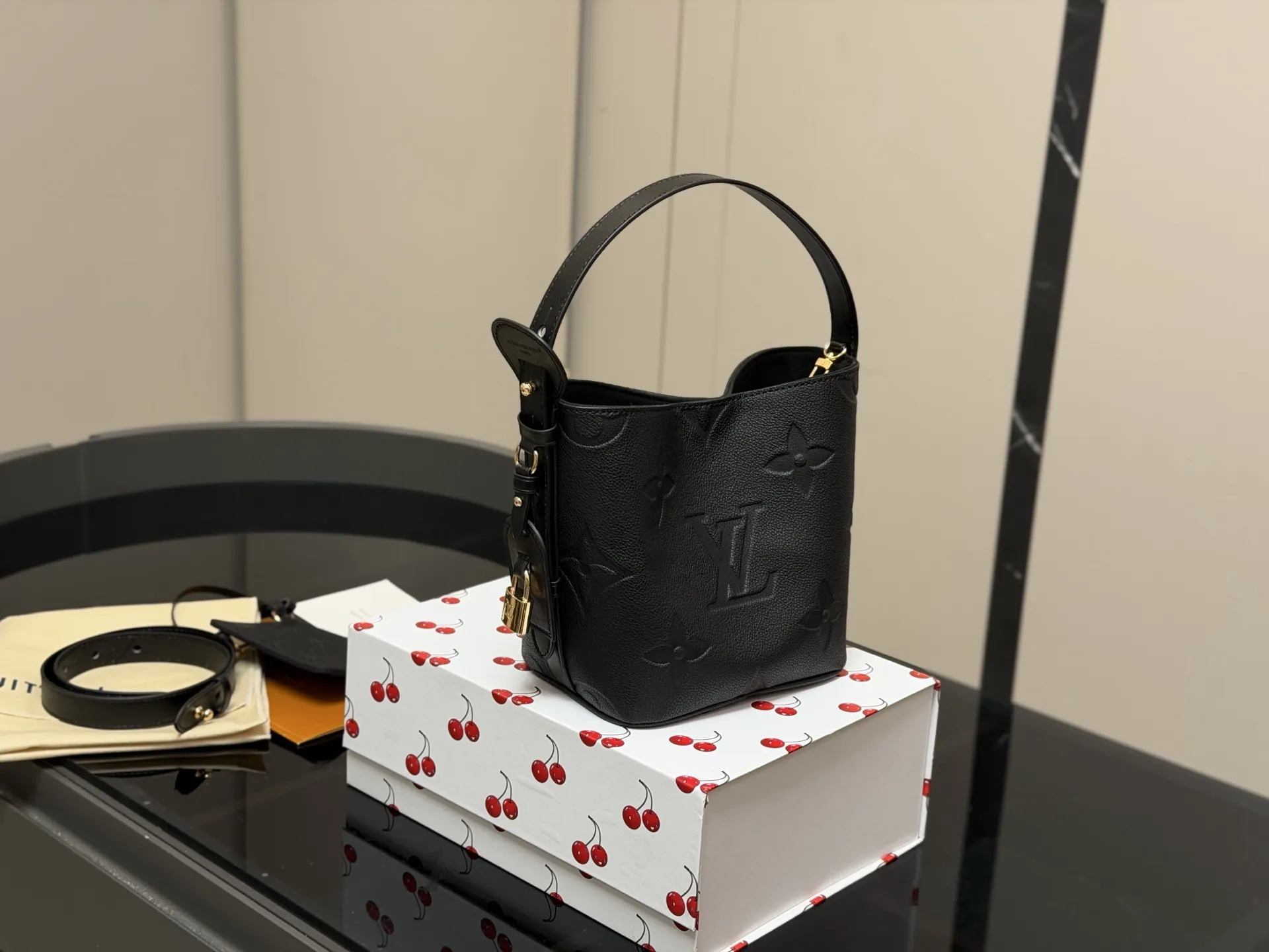 ¥185 配折叠盒 LV中古包又一位当红炸子鸡来咯!! 一只看似中古中矩却又有点标新立异的包。 水桶包 尺寸:18.17cm