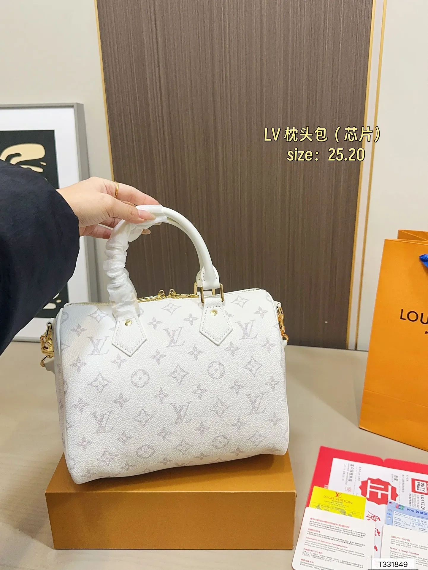 💰165 折叠盒 芯片 LV Speedy Soft 25枕头包 手袋以瞩目风姿成就旅途良伴。充裕构型内设拉链口袋,可妥善保管护照和其他重要物品。名牌诉说工致细节,Toron手柄再添新颖一笔 尺寸25.20