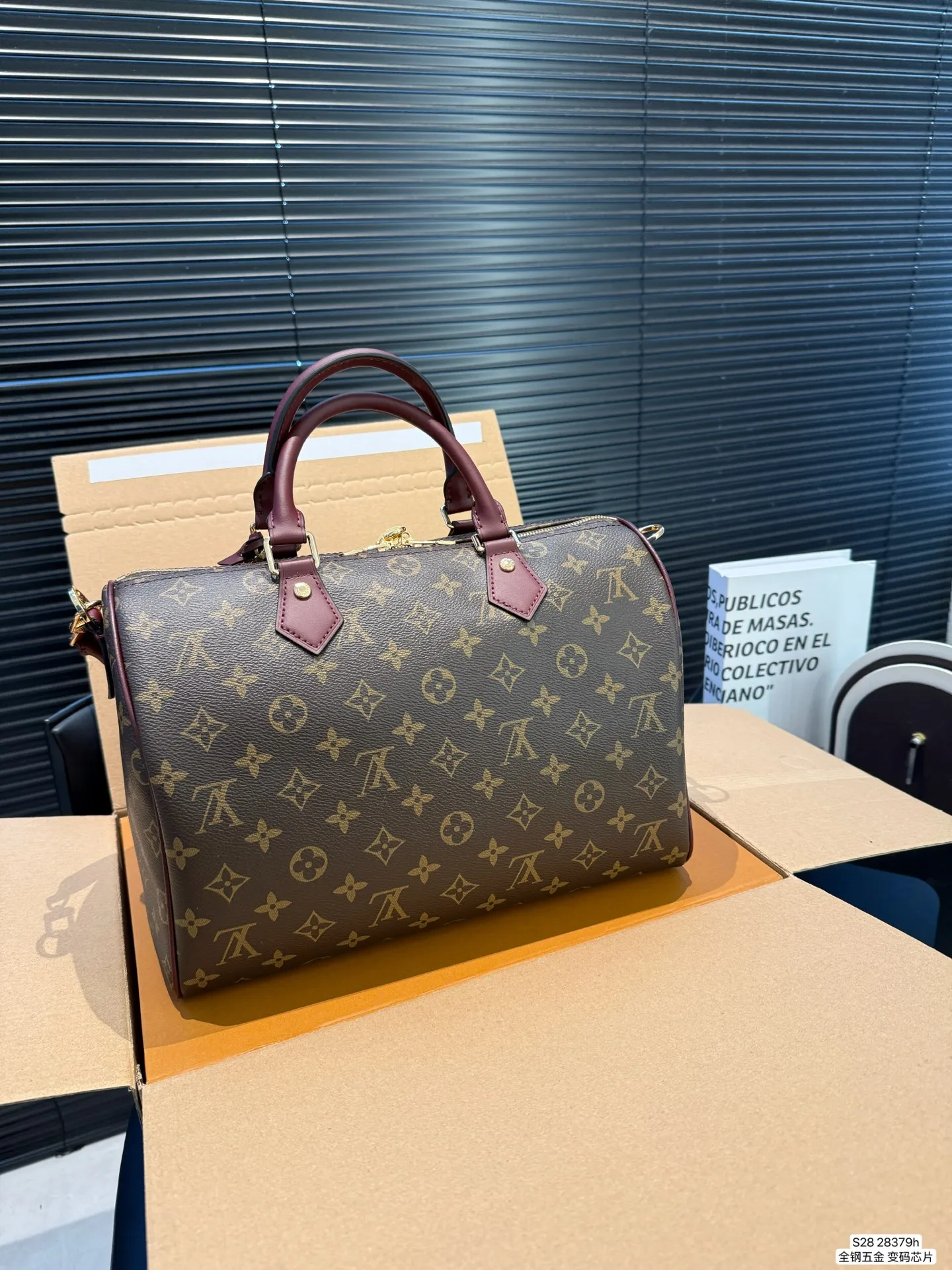 P190 配飞机盒折叠盒 全钢五金 变码芯片 Lv X Nigo Keepall 30.枕头包 手袋是一款理想的都市手袋。 标志性的造型与经典的 Monogram 帆布,加之多种携带方式和奢华的天然牛皮饰边为该包平添一份时尚前卫之感。尺寸:30 21货号28379