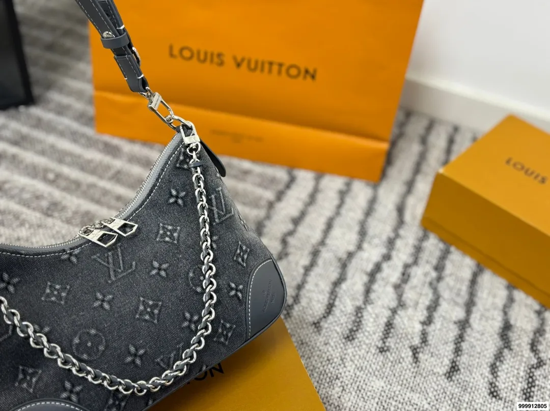 p205配礼盒🎁 Lv 牛角包 单肩斜挎中古 vintage包包v老花村上隆限定薇薇安女包LV老花限定 !超美!好多网红潮人都在背 单肩斜挎背这款包看着简单,搭配起来特别有范!被外观真的迷倒 尺寸:27*9*15cm