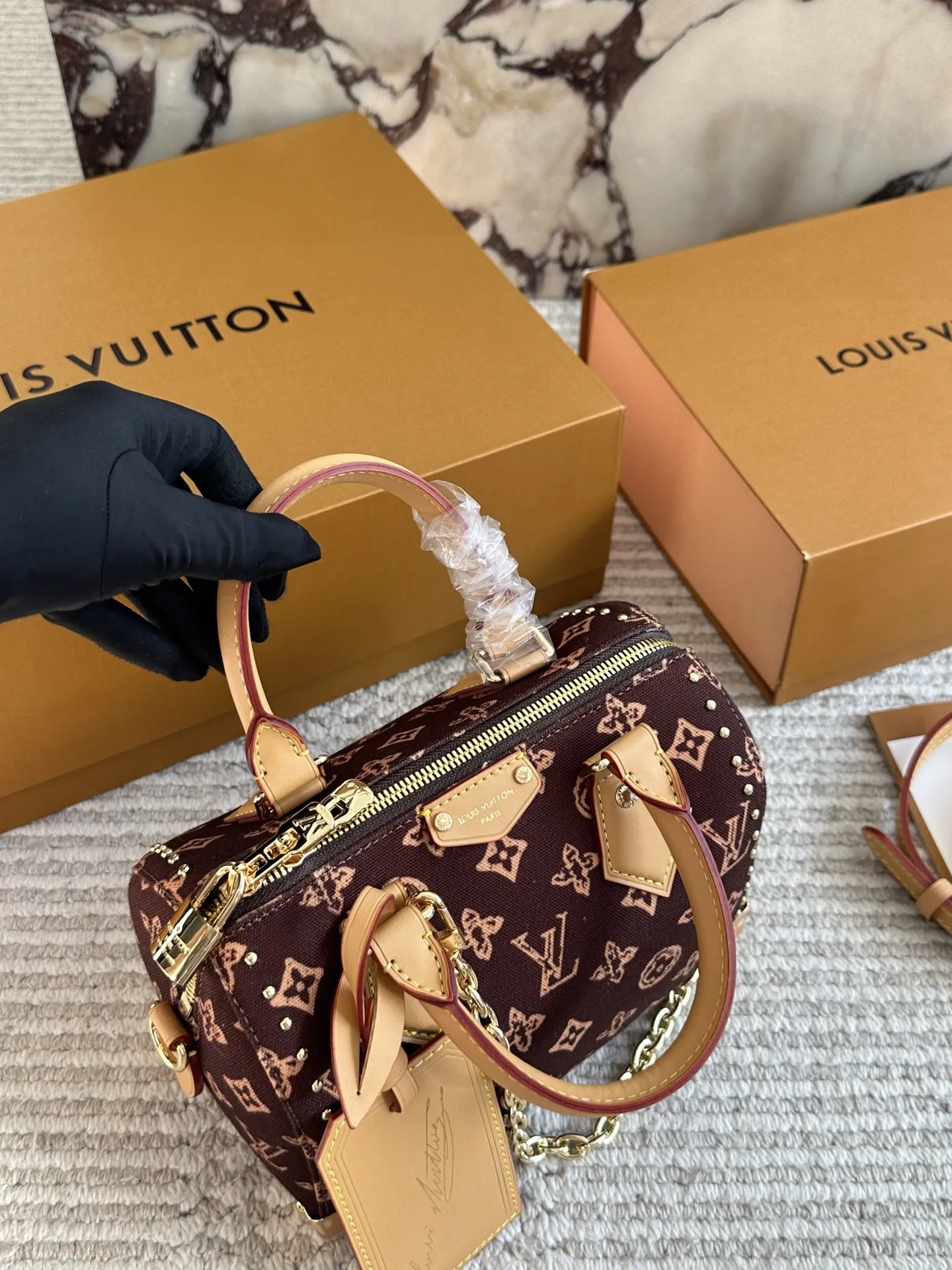 复刻版 ¥225 Lv 小枕头包 原单密封包装‼‼对NANO SPEEDY尺寸相当小巧 所以搭配中尽显时尚靓丽迷人气质,但是携带轻盈,轻轻松松搭一款NANO SPEEDY出门,它不仅适合休闲打扮,同样适合运动、旅行、参加party时使用哟,小身材的迷你包就是这么任性20*14cm 全套礼盒🎁