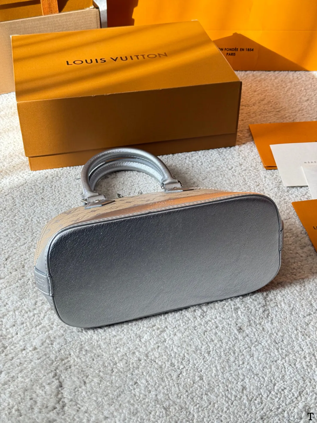 牛皮版本 p150/125 Lv 路易威登 ｜alma bb印花牛皮贝壳包 原版高品质 包包这款Retiro 手袋以标志性的老花面料制成 经典永恒。优雅低调的外形设计和宽敞的包身更加入了实用性。使用说明：-变色牛皮饰边，闪亮的纯钢金色五金配件- 可调节肩带，配有树糕皮的肩垫，拉链闭合。- 超细纤维内衬 尺寸 24 18cm 16 12cm