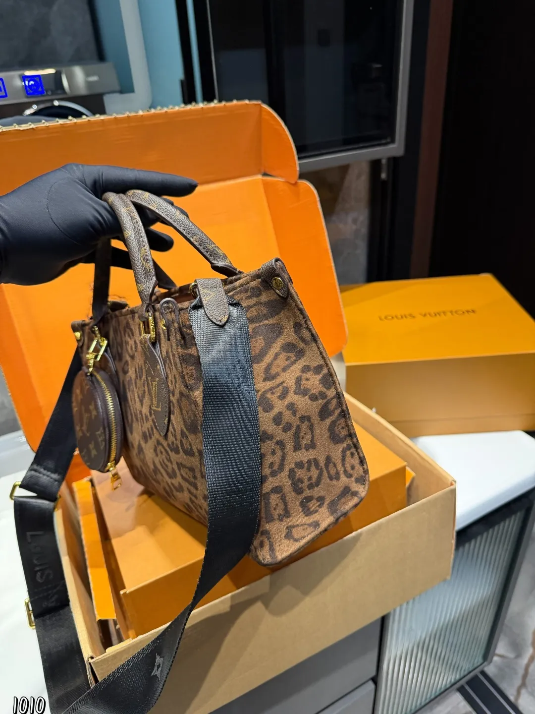 ❤️p160❤️ LV/路易威登 ONTHEGO系列 托特包新款刺绣款肩带丛林包 哇咔咔太喜欢了真是惊艳到我了、包包挺括很能装整体而言 非常实用又耐造 尺寸: 25*11*19cm