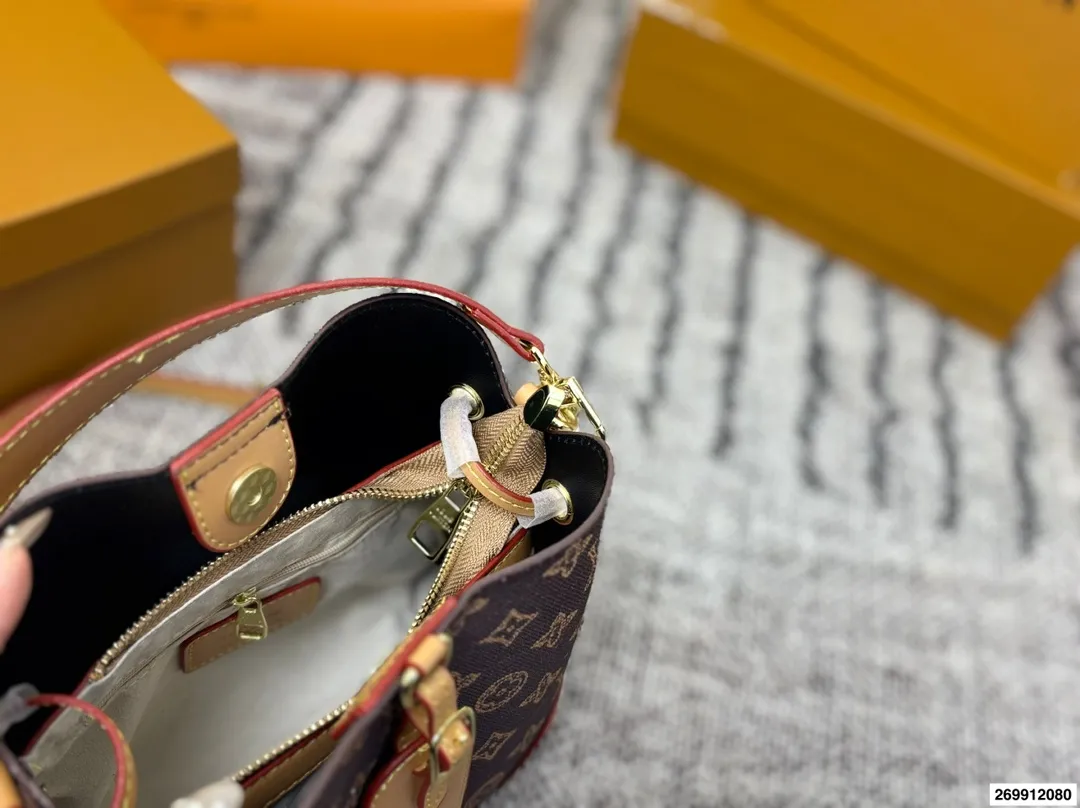 p120 礼盒包装🎁 LV/路易威登 中古水桶包让包包变得焕然一新😍😍新品手包 颜色特别好看 原版五金logo +配可拆卸宽肩带 一包多用 超级实用 超级推荐 大容量 品质超赞 尺寸21.20