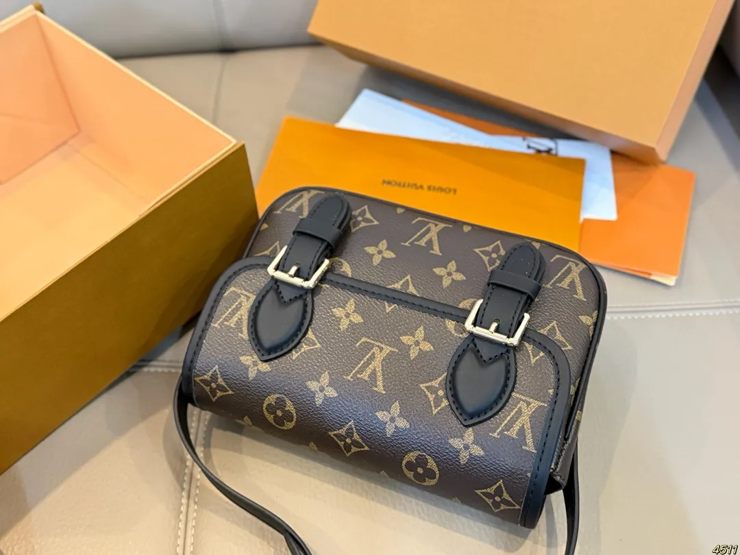 &yen;110折叠盒芯片版 Satchel小邮差包 LV新款邮差包 日常休闲搭配的理想选择～ 实用又百搭，大大的空间 非常适合放随身物品~ 面料耐磨耐刮蹭~ 尺寸19 14