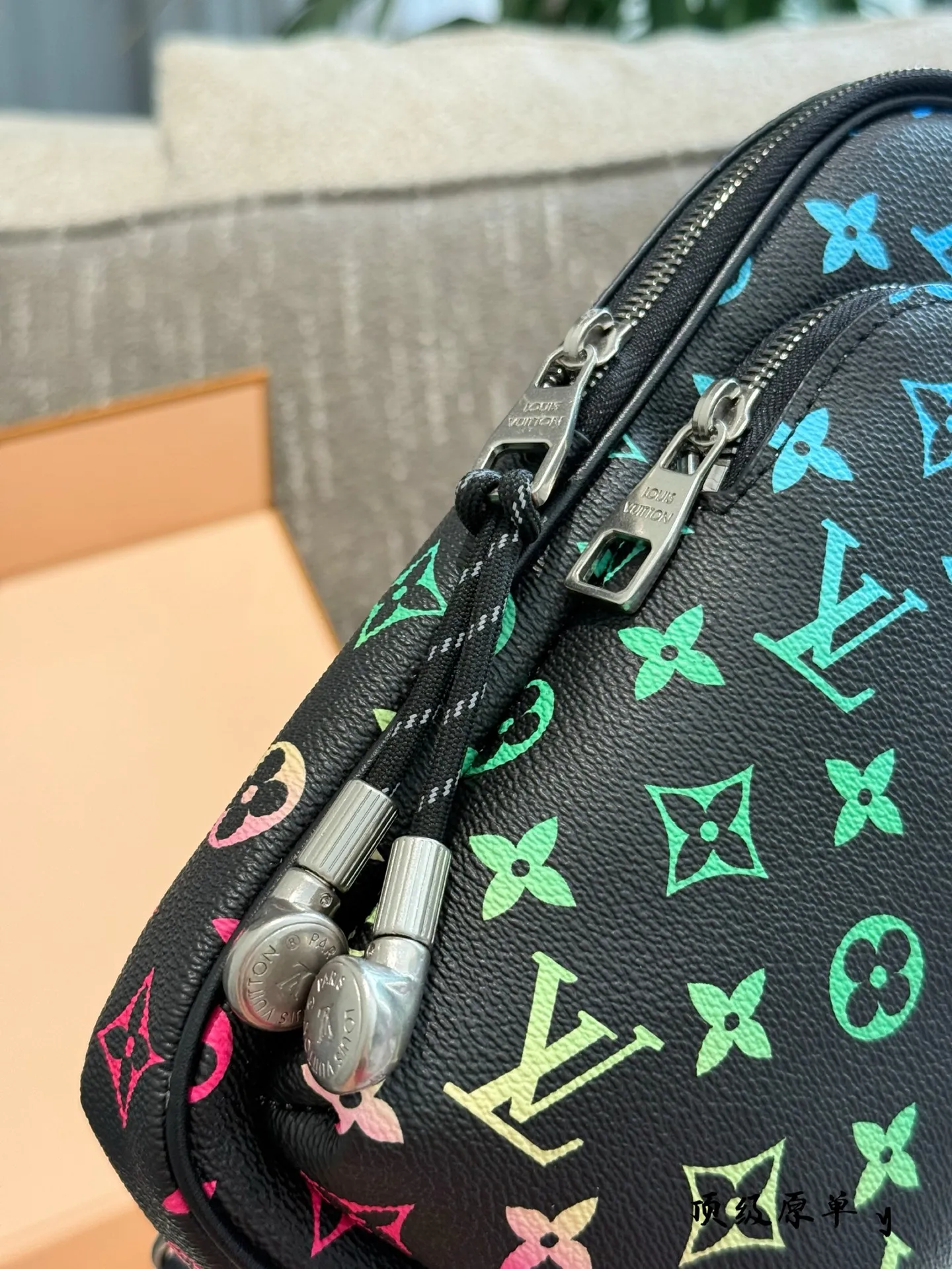 p200 LV SS25新款男包系列👜💥 LV SS25新款男包系列👜💥 LV 热门斜挎包,时尚圈的宠儿!独特设计,融合经典与潮流元素,彰显非凡魅力。优质皮革,细腻纹理,精湛工艺,凸显品质。小巧轻便却容量可观,出行必备。背上它,成为街头亮点,引领时尚新风潮。