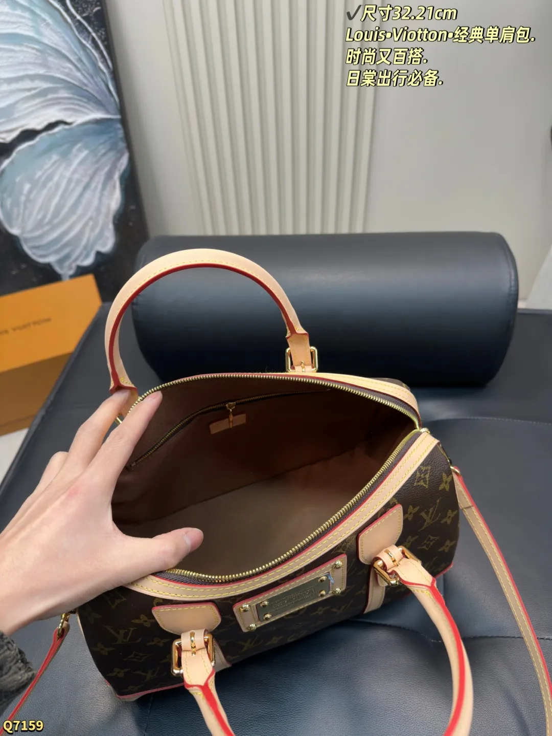 💰205配折叠盒 尺寸32.21cm Louis•Viotton•经典单肩包. 时尚又百搭.日棠出行必备. 最热门旅行袋!每个明星网红人手一个的节奏!特点是容量巨大!材质也是今年大热的流行元素 简洁的设计可以搭配任何颜色的服装造型!关键实用性极好!无敌性价比超高!