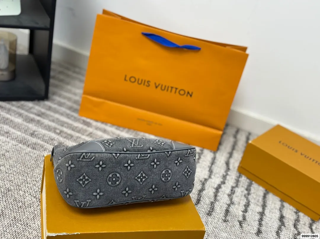 p205配礼盒🎁 Lv 牛角包 单肩斜挎中古 vintage包包v老花村上隆限定薇薇安女包LV老花限定 ！超美！好多网红潮人都在背 单肩斜挎背这款包看着简单，搭配起来特别有范！被外观真的迷倒 尺寸：27*9*15cm