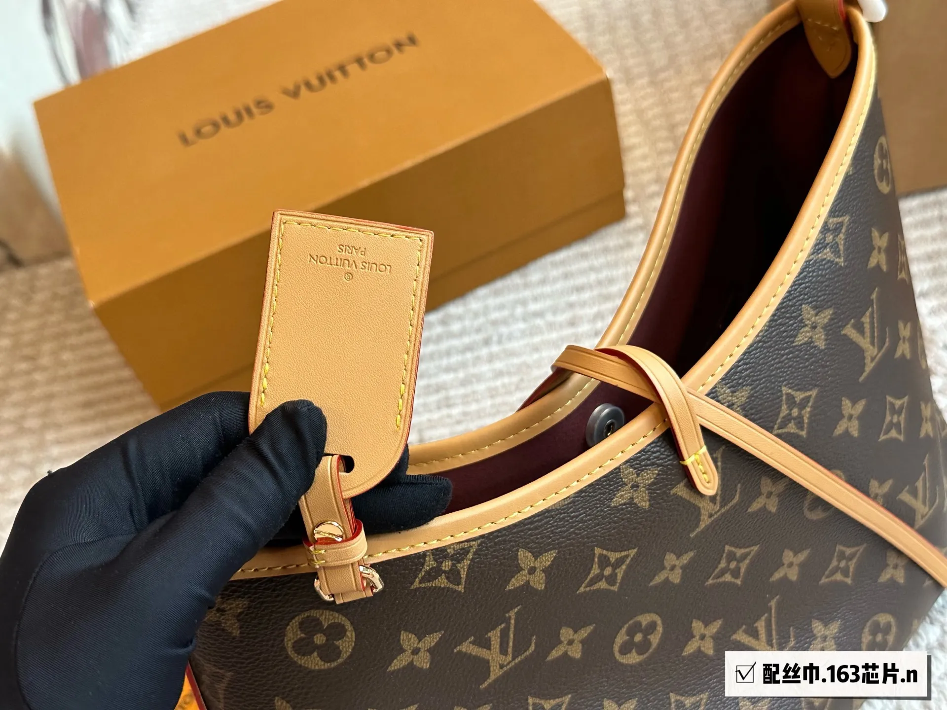 芯片版¥220 路易威登Lv Carryall新款通勤包颜值实用 #路易威登Lv #路易威登#Iv #路易威登louisvuitton#路易威登carryall #Carryall |v7月新款,可斜挎、单肩。容量保证,敞口磁铁吸内扣取放平板小电脑非常方便,设计比neverfull小巧、肩带够宽不那么勒;比graceful俏皮,上身完全;是驴家通勤包款颜值担当@30cm