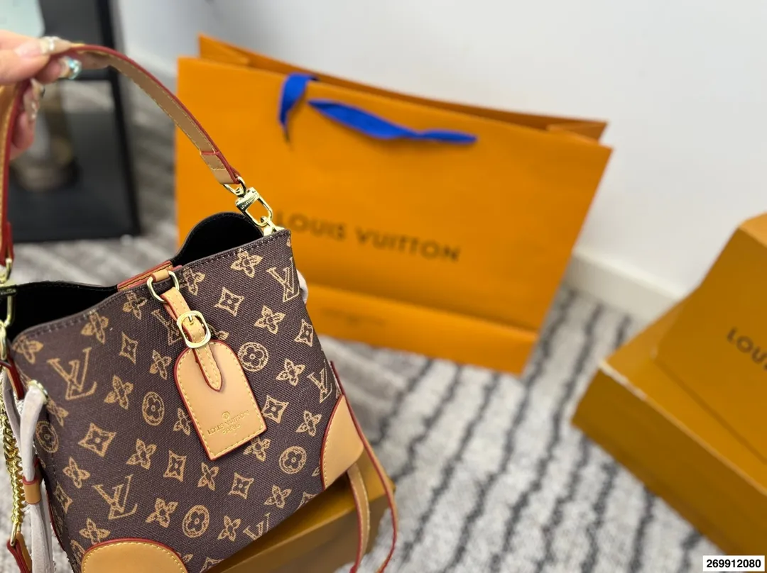 p120 礼盒包装🎁 LV/路易威登 中古水桶包让包包变得焕然一新😍😍新品手包 颜色特别好看 原版五金logo +配可拆卸宽肩带 一包多用 超级实用 超级推荐 大容量 品质超赞 尺寸21.20