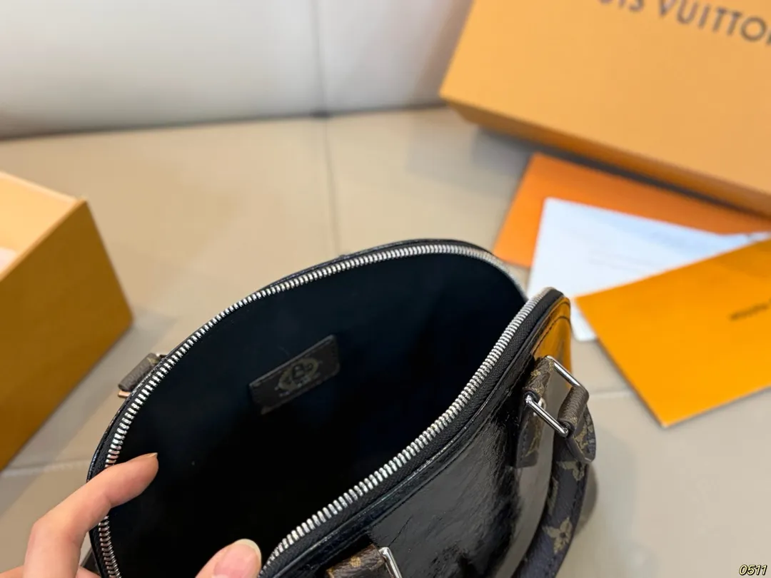 &yen;145折叠盒 LV新款贝壳包 很高级可盐可甜 极致美感 绝美女孩就是你 尺寸24 17