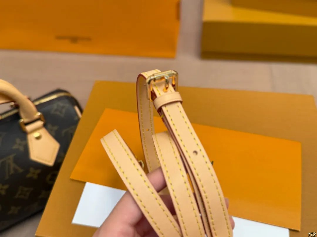 原版复刻¥215飞机盒 升级版全钢五金 专柜同步163变码芯片 L家 speedy20 超喜欢这个size! 平时无论什么衣服 不用犹豫! 随便搭!搜索🔍 Lv speed20 尺寸:20 14