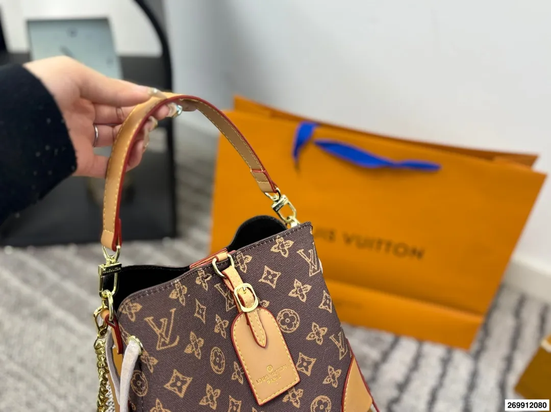 p120 礼盒包装🎁 LV/路易威登 中古水桶包让包包变得焕然一新😍😍新品手包 颜色特别好看 原版五金logo +配可拆卸宽肩带 一包多用 超级实用 超级推荐 大容量 品质超赞 尺寸21.20