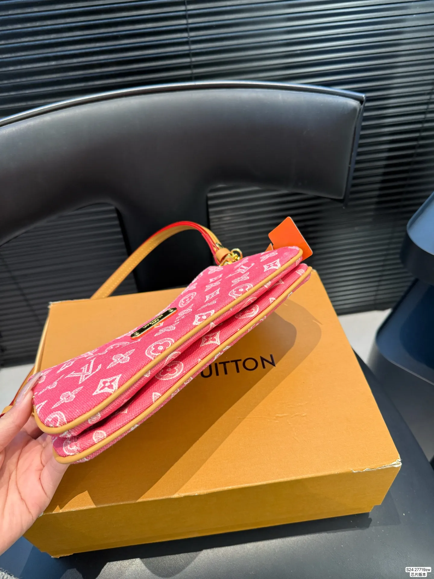 P170 配飞机盒折叠盒 芯片版本 新款的包包造型太可爱了双层设计 两个拉链可以打开放不同的物品 有链条有皮肩带能单肩当腋下包也能能斜挎 造型很别致有点可爱 尺寸24 10 货号27719