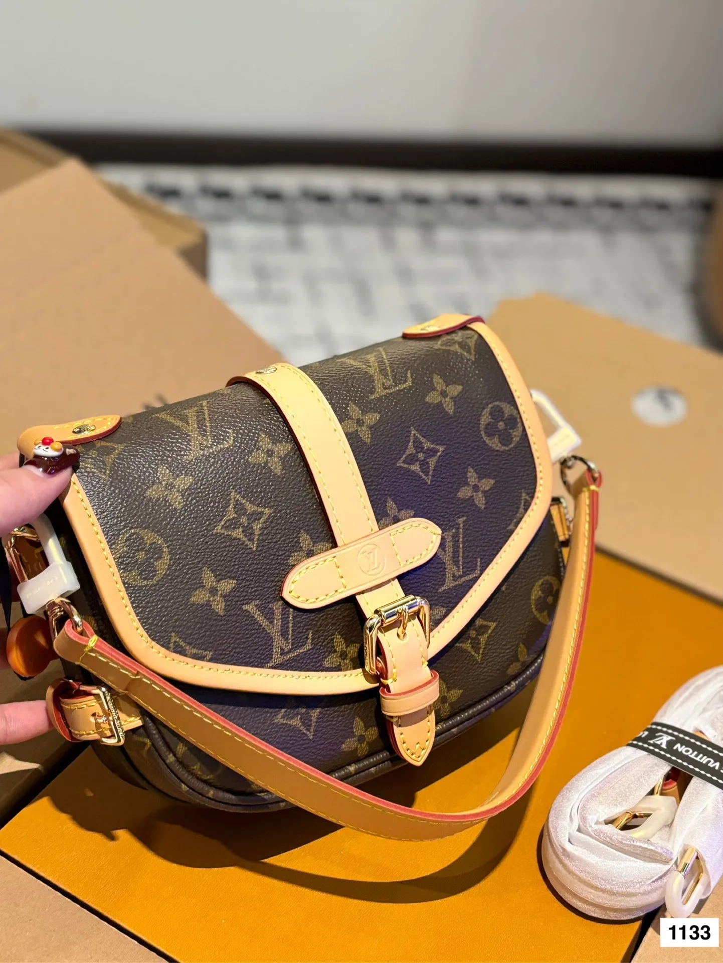 P195 配全套 size:20*16cm L家 新款小号马鞍包 双子星 samur 邮差包 小巧可爱实用百搭 搭配两条肩带哦!