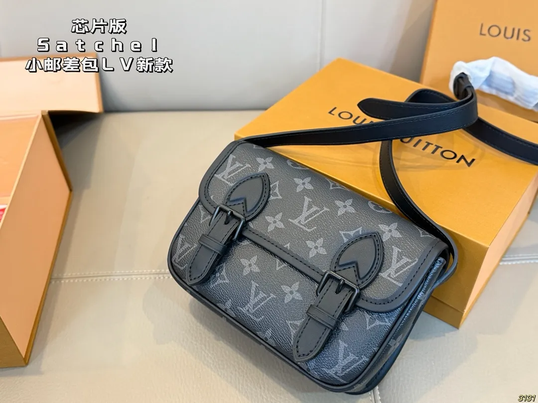 印花¥200压花¥220芯片版 Satchel小邮差包 LV新款邮差包 日常休闲搭配的理想选择~ 实用又百搭,大大的空间 非常适合放随身物品~ 面料耐磨耐刮蹭~ 尺寸19 14