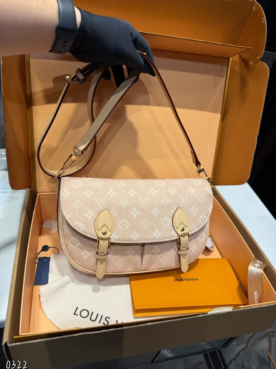 ❤️p190（礼盒包装）❤️ LV9月猫咪系列实物抢先看！！N年前的猫咪系列就很火今年LV再度和Grace合作，小部分实物露出~W与造型师Grace Coddington合作&ldquo;睡不醒的猫咪&rdquo;猫控不要错过尺寸：30 21cm