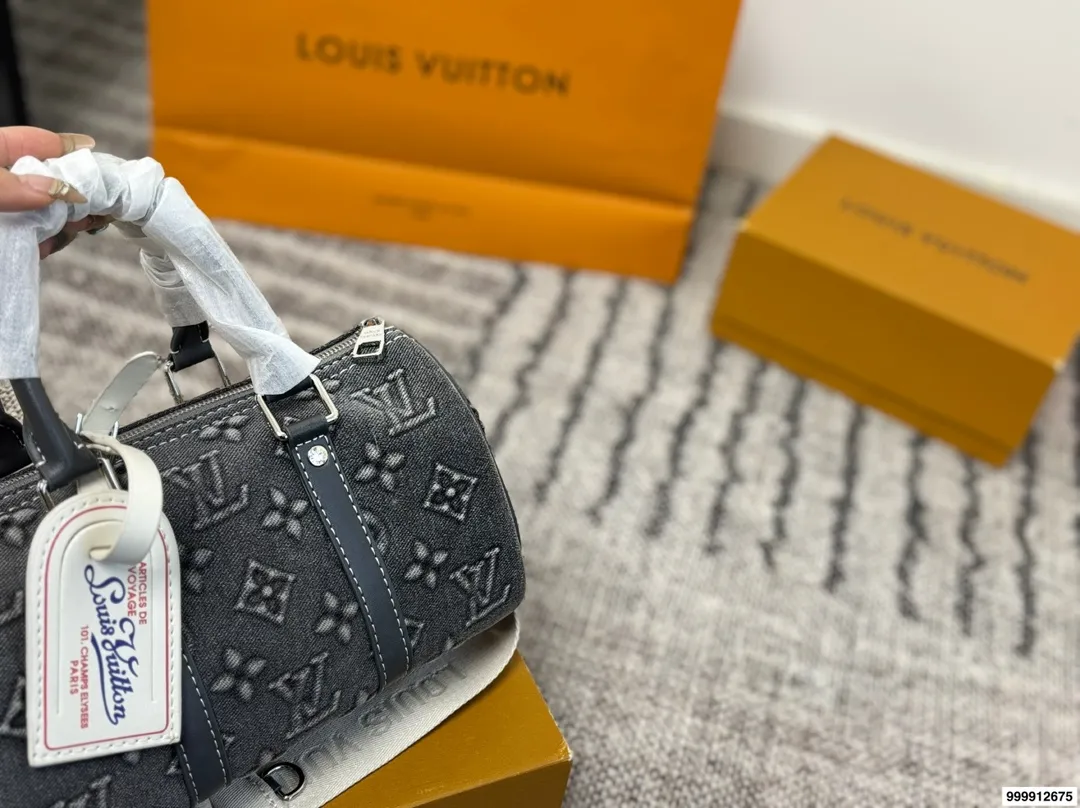 p185 配礼盒 LV Speedy 丹宁枕头包 这款Retiro手袋以标志性的LV老花面料制成,搭配奢华的变色牛皮饰边,经典永恒。优雅低调的外形设计和宽敞的包.尺寸:25*11*14cm