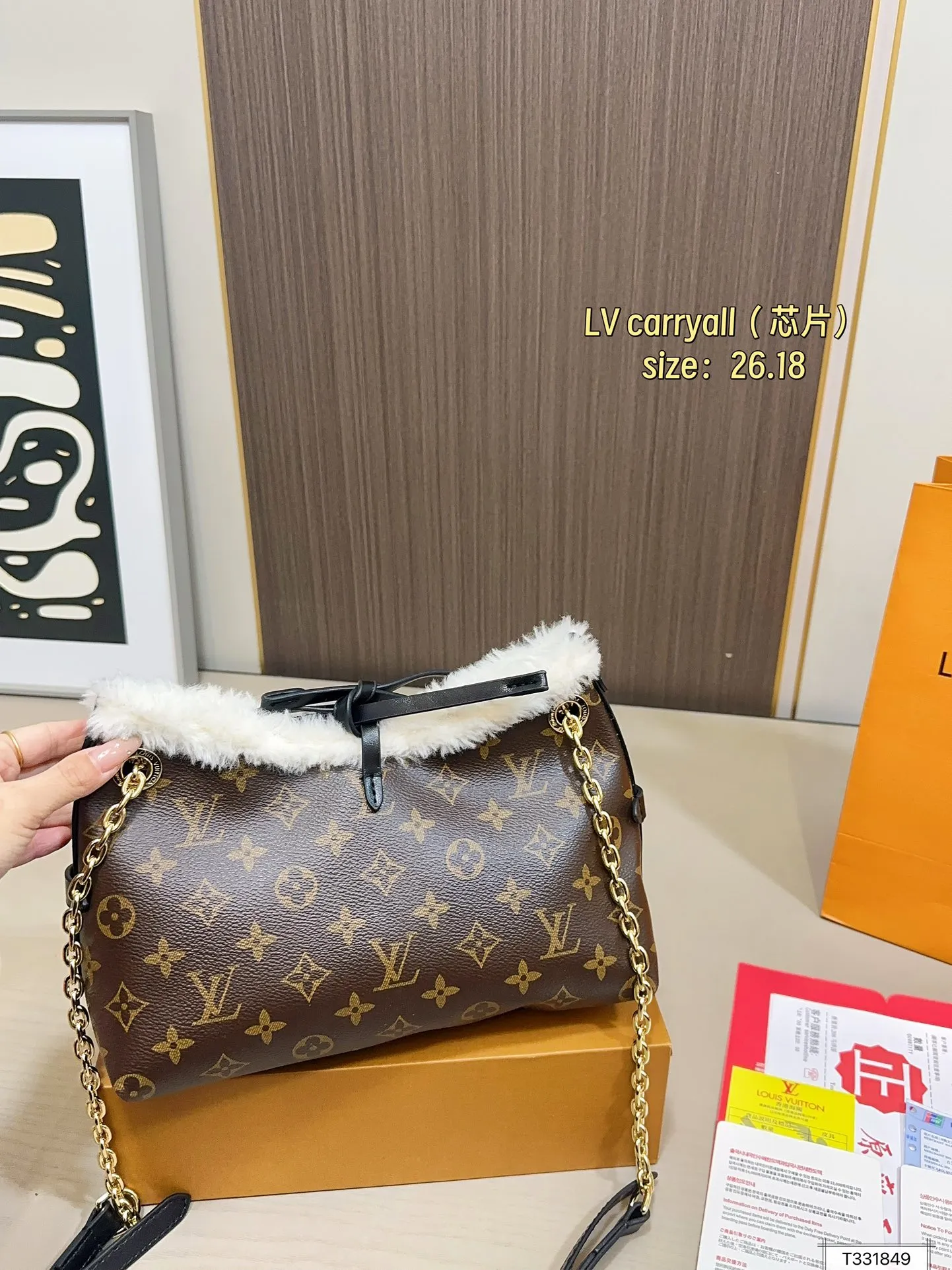 💰 165 礼盒包装 芯片 Lv carryall家族又添新成员 LV设计师有一种不管钱包死活的审美,新版carryall变可爱了,而且不喜欢大包的姐妹这个就没什么顾虑了,先预测一波~肯定会大火!!快来做第一批拥有的时髦精 尺寸:26.18