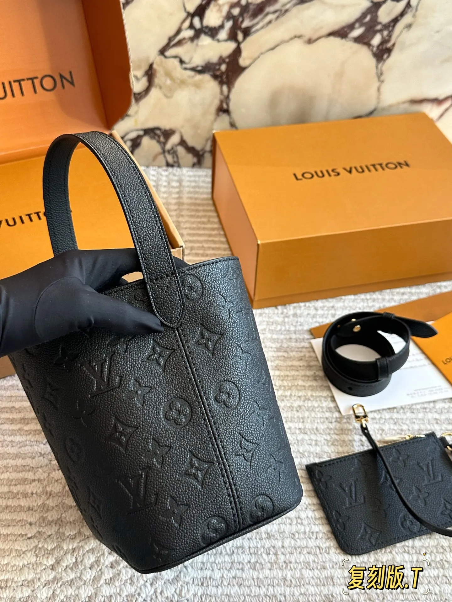 💰210 配盒 size:18*16cm ALL IN BB重磅来袭新色| 这谁看了不迷糊呀! 没想到越看越喜欢 有两幅面孔 L家 AII IN BB25ss 水桶包