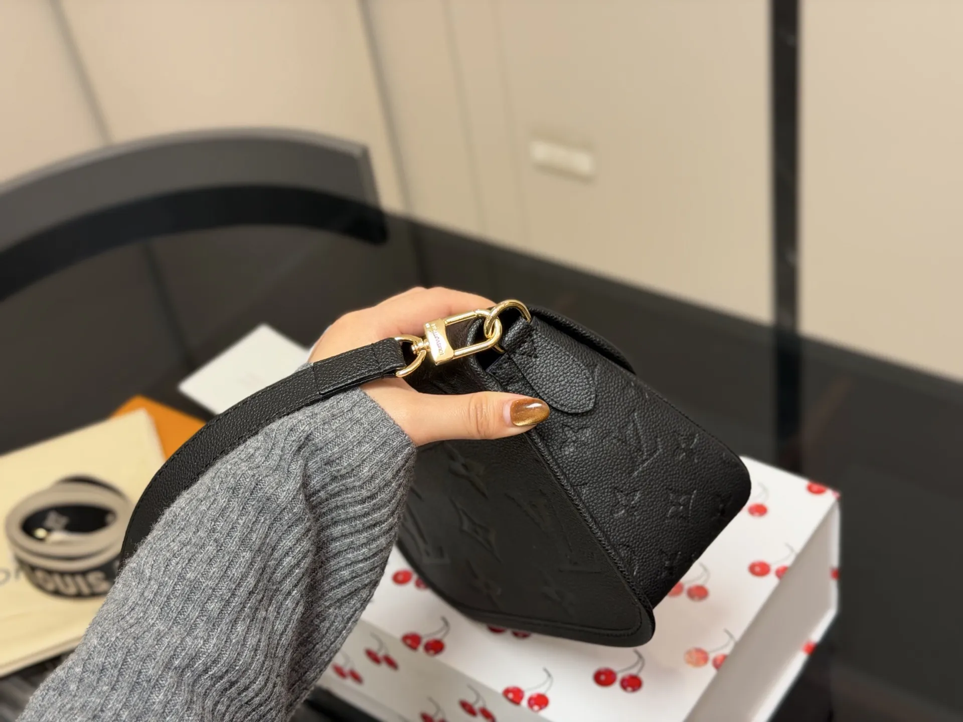 ¥190 配折叠盒 !Lv法棍包穿搭也太好看了吧 双肩带的配置复古的气质 带着时尚感搭配起来 毫不违和并且肩带可以分开使用四舍五入等于两个包包hhh并且这款融合了| 尺寸:25.16cm