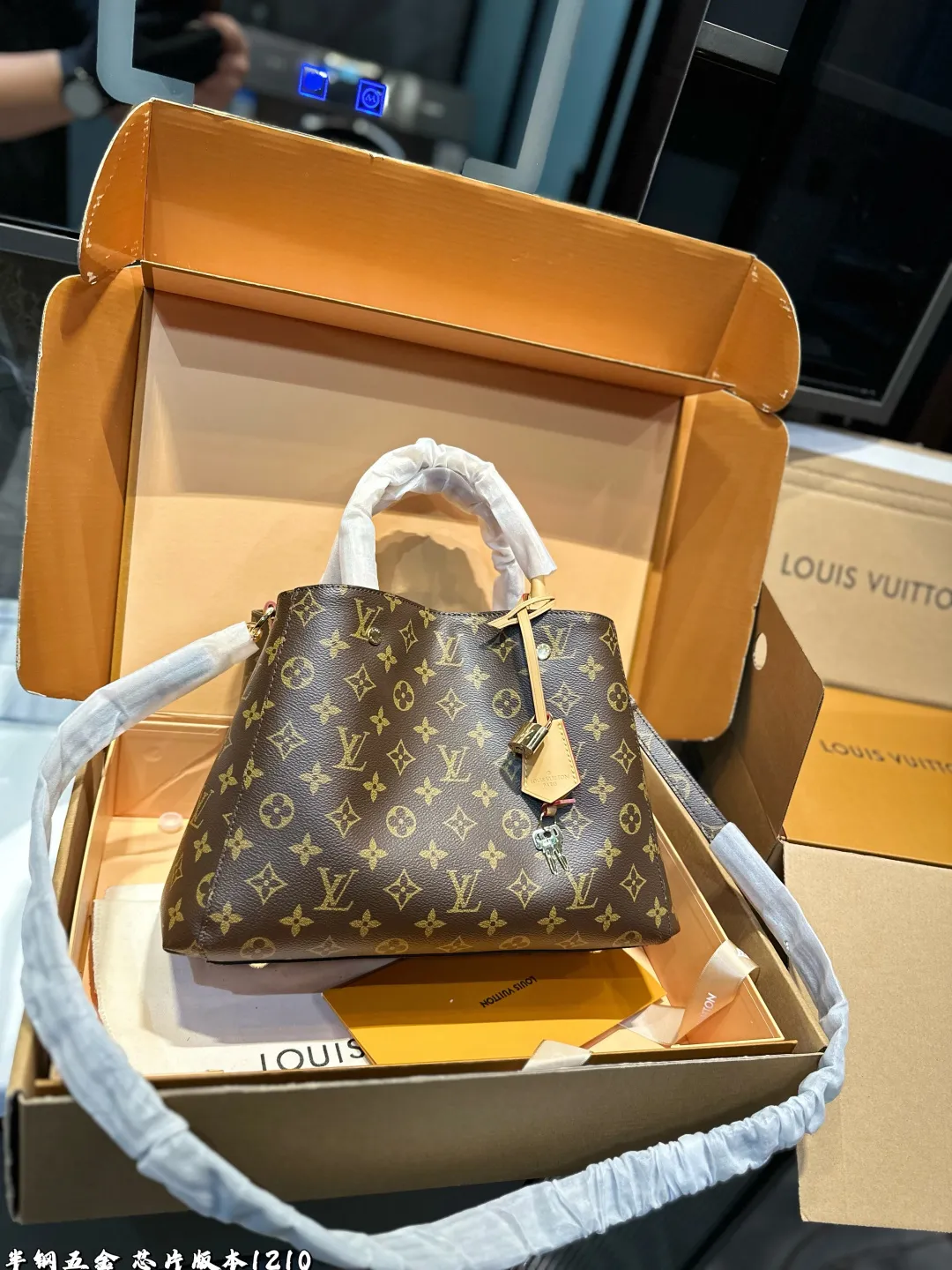 ❤️p185p180(礼盒包装)❤️ LV 蒙田包手袋将俏皮挺括的外部设计与整齐有序的包内空间结合在一起,是商务包款的理想之选。这款手袋配有一条超长的可拆卸背带,既可手提、臂挽,亦可斜背,打造时尚扮相。尺寸:大号32 23 小号29 20