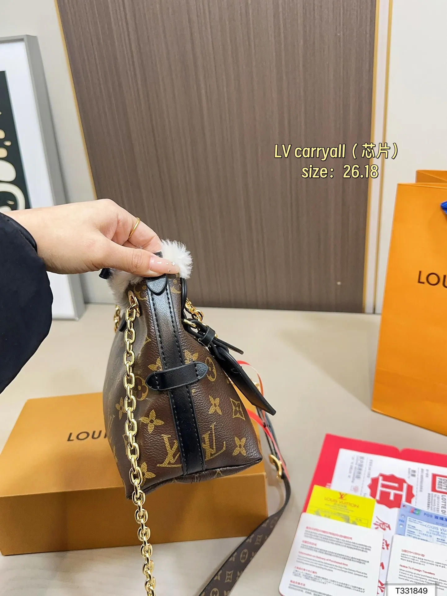 💰 165 礼盒包装 芯片 Lv carryall家族又添新成员 LV设计师有一种不管钱包死活的审美,新版carryall变可爱了,而且不喜欢大包的姐妹这个就没什么顾虑了,先预测一波~肯定会大火!!快来做第一批拥有的时髦精 尺寸:26.18