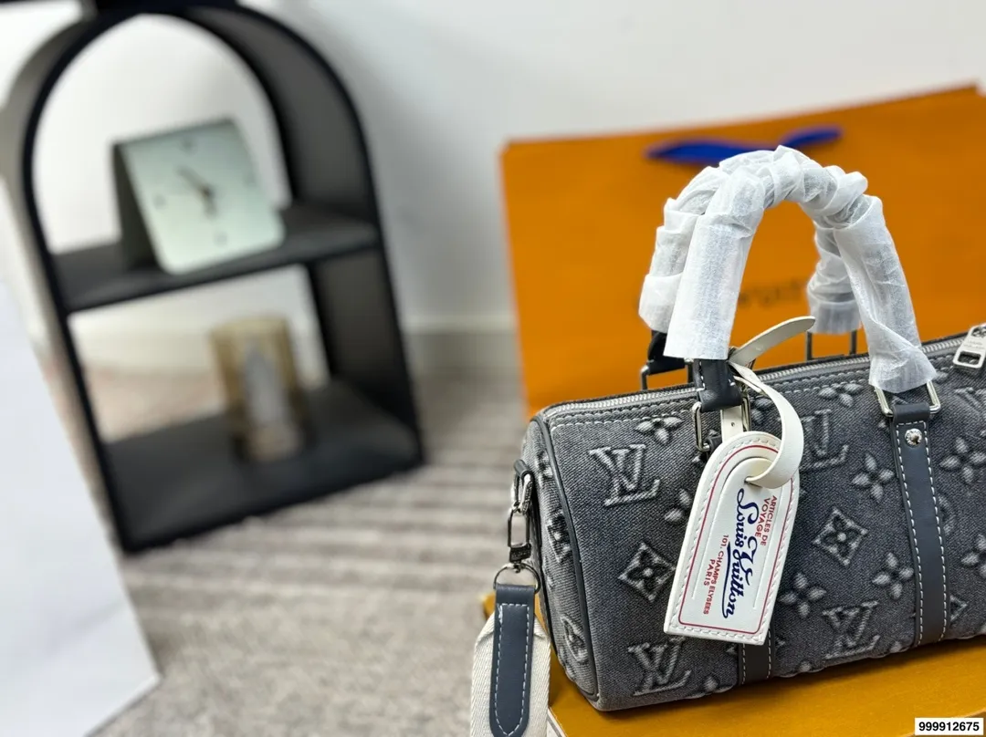 p185 配礼盒 LV Speedy 丹宁枕头包 这款Retiro手袋以标志性的LV老花面料制成,搭配奢华的变色牛皮饰边,经典永恒。优雅低调的外形设计和宽敞的包.尺寸:25*11*14cm