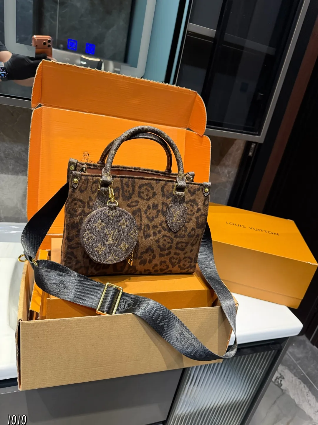 ❤️p160❤️ LV/路易威登 ONTHEGO系列 托特包新款刺绣款肩带丛林包 哇咔咔太喜欢了真是惊艳到我了、包包挺括很能装整体而言 非常实用又耐造 尺寸: 25*11*19cm