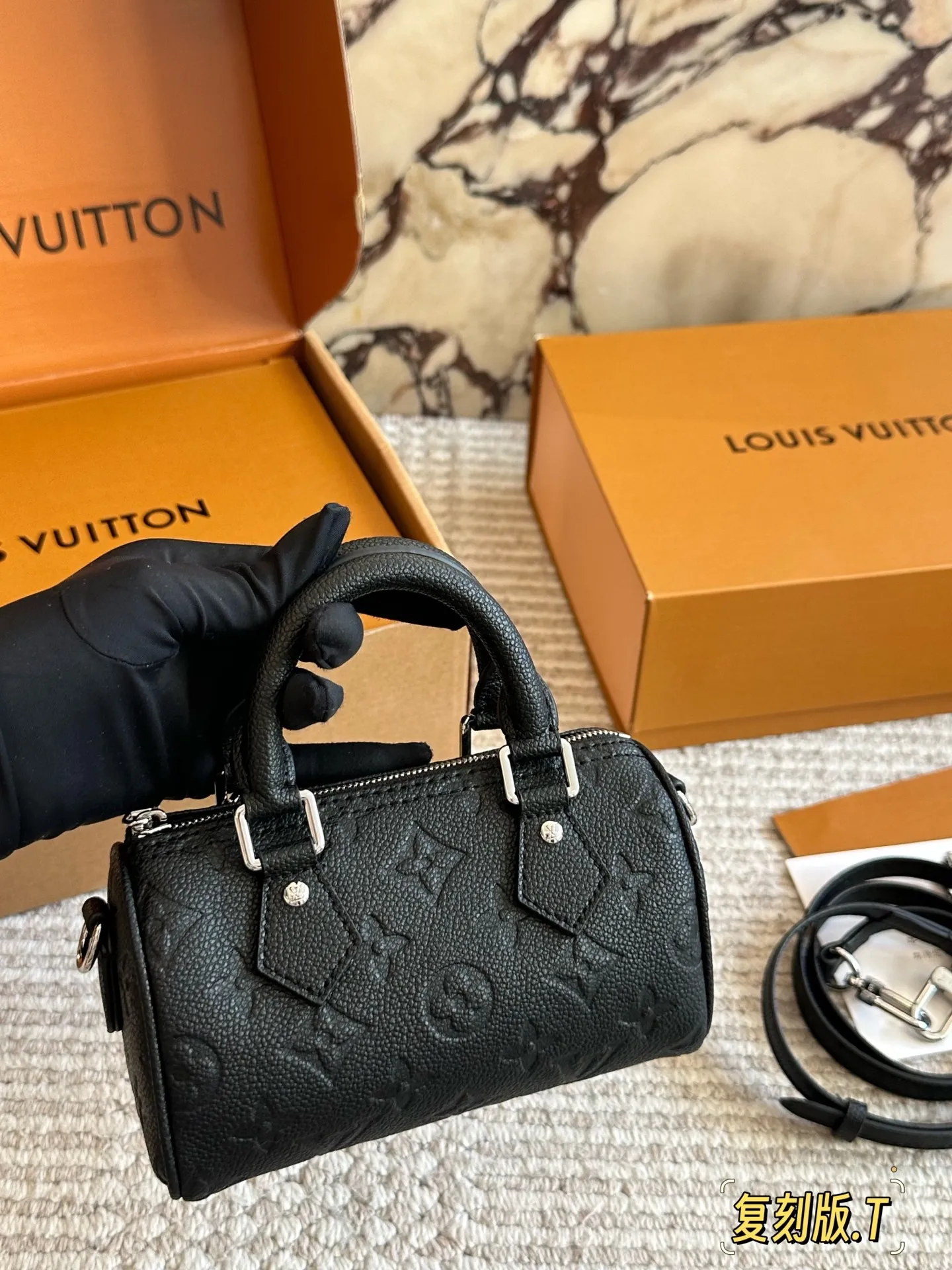 💰170 配盒 size：16*10cm（迷你） L家 Speedy Nano 一起感受nano的快乐~ 拎一个小包包真的爱了爱了~ 搜索🔍：Lv nano