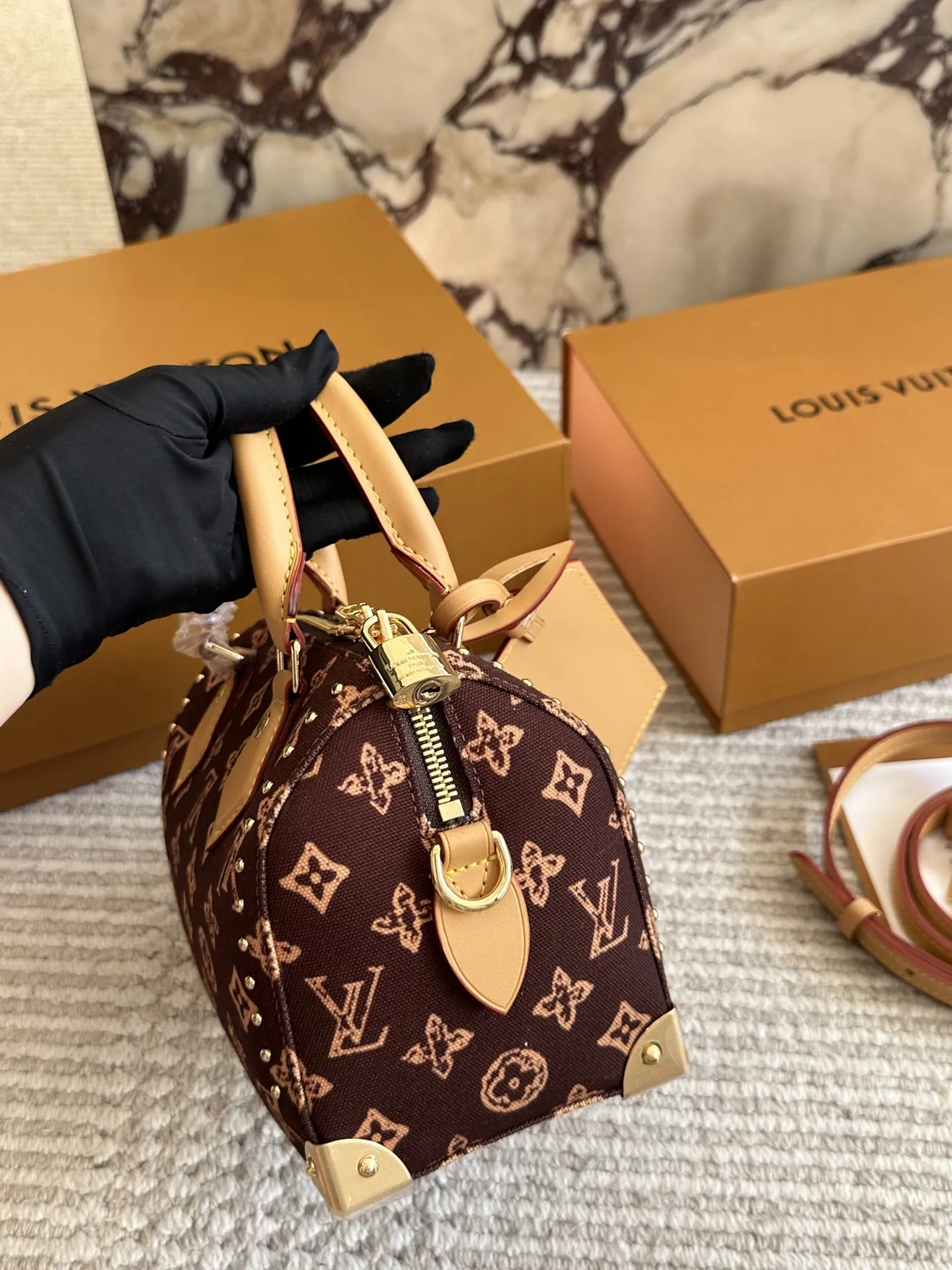 复刻版 &yen;225 Lv 小枕头包 原单密封包装‼‼对NANO SPEEDY尺寸相当小巧 所以搭配中尽显时尚靓丽迷人气质，但是携带轻盈，轻轻松松搭一款NANO SPEEDY出门，它不仅适合休闲打扮，同样适合运动、旅行、参加party时使用哟，小身材的迷你包就是这么任性20*14cm 全套礼盒🎁