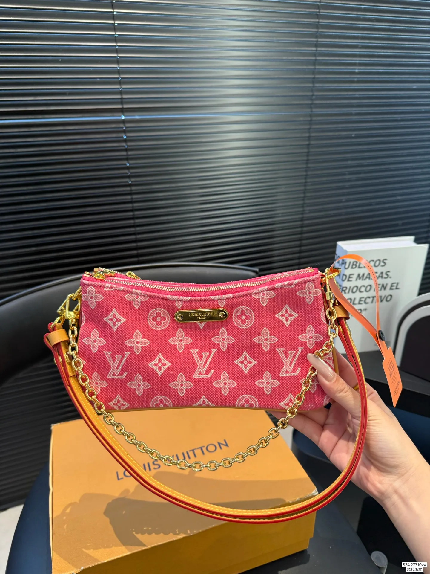 P170 配飞机盒折叠盒 芯片版本 新款的包包造型太可爱了双层设计 两个拉链可以打开放不同的物品 有链条有皮肩带能单肩当腋下包也能能斜挎 造型很别致有点可爱 尺寸24 10 货号27719