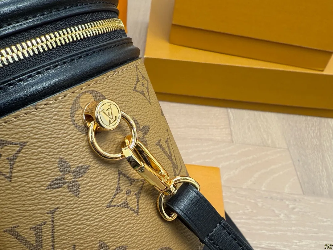 原版复刻&yen;205飞机盒 重金钢五金 专柜同步163变码芯片 LV canne|发家致富第一-步■入个LV发财桶使用率100%的这款LV圆桶 容量真的巨巨巨大++ 手机/粉饼/卡包都塞得下 怪不得总有人说它是&ldquo;饭桶&rdquo;品 包身硬挺耐用可手拎可斜跨自重很轻有特别的拼色设计真不愧是LV近代款中的明星百搭程度好到爆炸教 任何风格都能驾驭尺寸：大号15*14*17cm