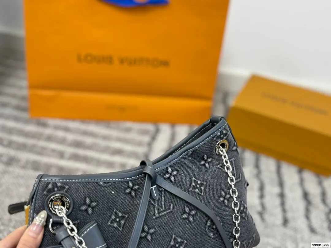 p195配礼盒🎁. Lv Carryall 新款通勤包颜值实用 #路易威登Lv #路易威登#Iv #路易威登louisvuitton#路易威登carryall #Carryall |v7月新款，可斜挎、单肩。容量保证，敞口磁铁吸内扣取放平板小电脑非常方便，设计比neverfull小巧、肩带够宽不那么勒;比graceful俏皮，上身完全;是驴家通勤包款颜值担当@ 尺寸：27*10*17cm