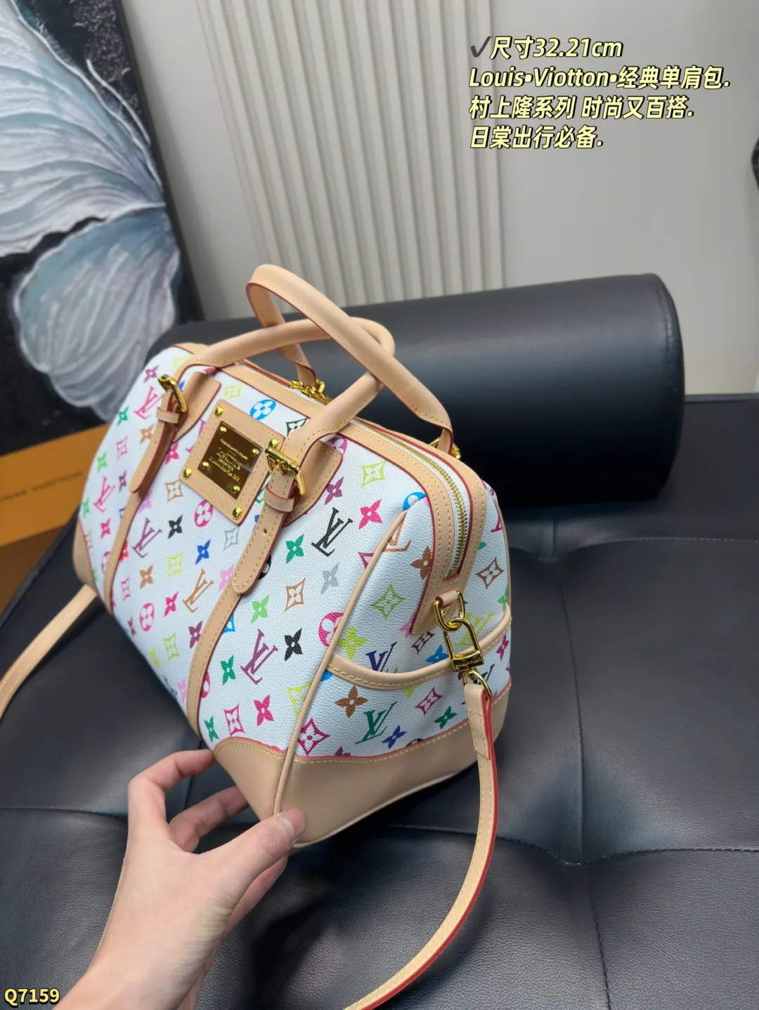 💰205配折叠盒 尺寸32.21cm Louis•Viotton•村上隆系列单肩包. 时尚又百搭.日棠出行必备. 最热门旅行袋!每个明星网红人手一个的节奏!特点是容量巨大!材质也是今年大热的流行元素 简洁的设计可以搭配任何颜色的服装造型!关键实用性极好!无敌性价比超高!