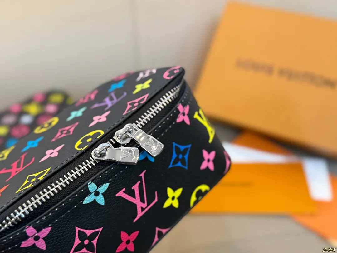 ¥130/¥120/¥110 LV 化妆包 LV旅行收纳系列 实用 真的很美很喜欢!实用、美观、耐造、出去旅游看了心情也会好好 尺寸:34 22 8/23 14 8/17 10 8