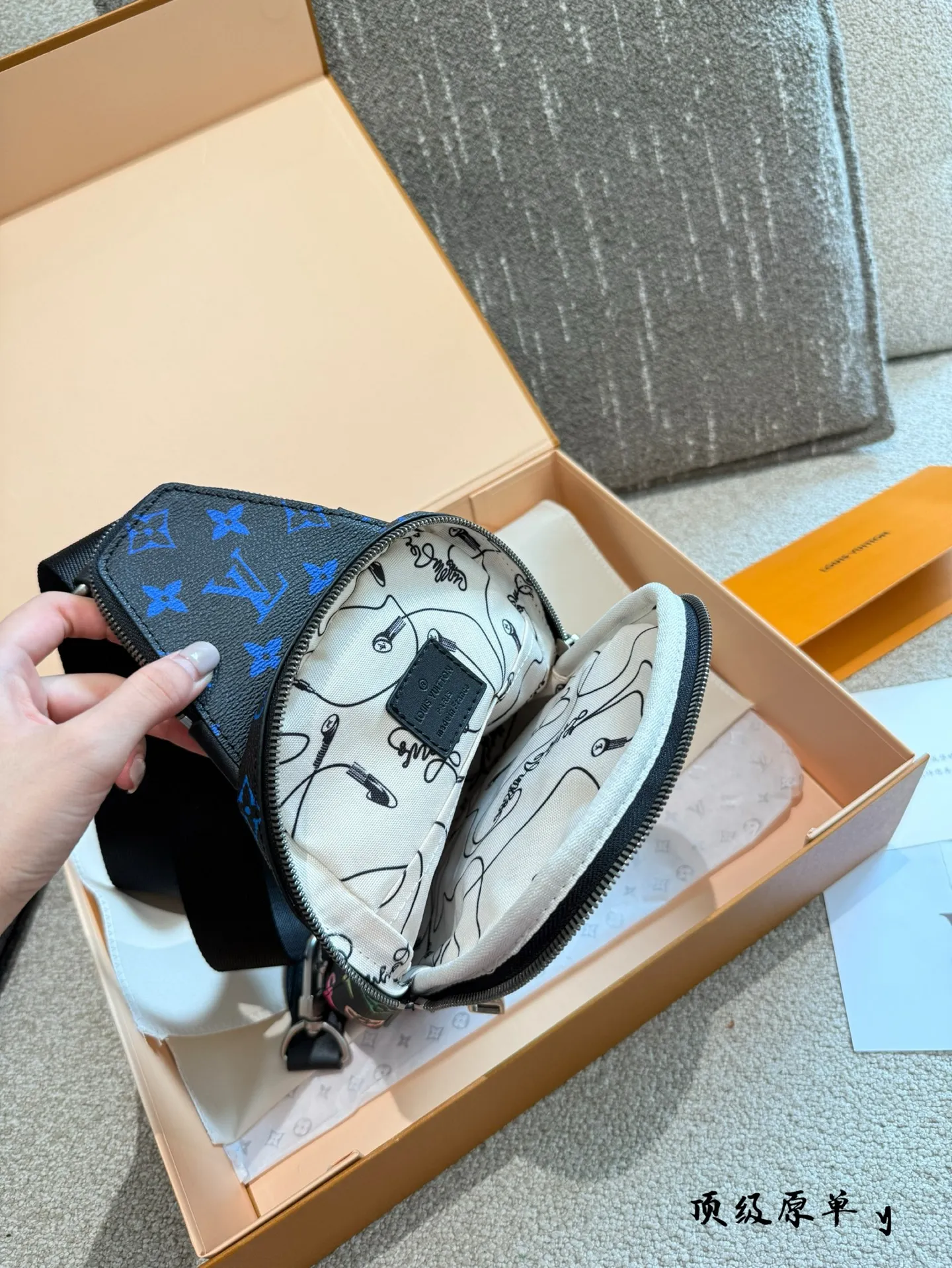 p200 LV SS25新款男包系列👜💥 LV SS25新款男包系列👜💥 LV 热门斜挎包，时尚圈的宠儿！独特设计，融合经典与潮流元素，彰显非凡魅力。优质皮革，细腻纹理，精湛工艺，凸显品质。小巧轻便却容量可观，出行必备。背上它，成为街头亮点，引领时尚新风潮。