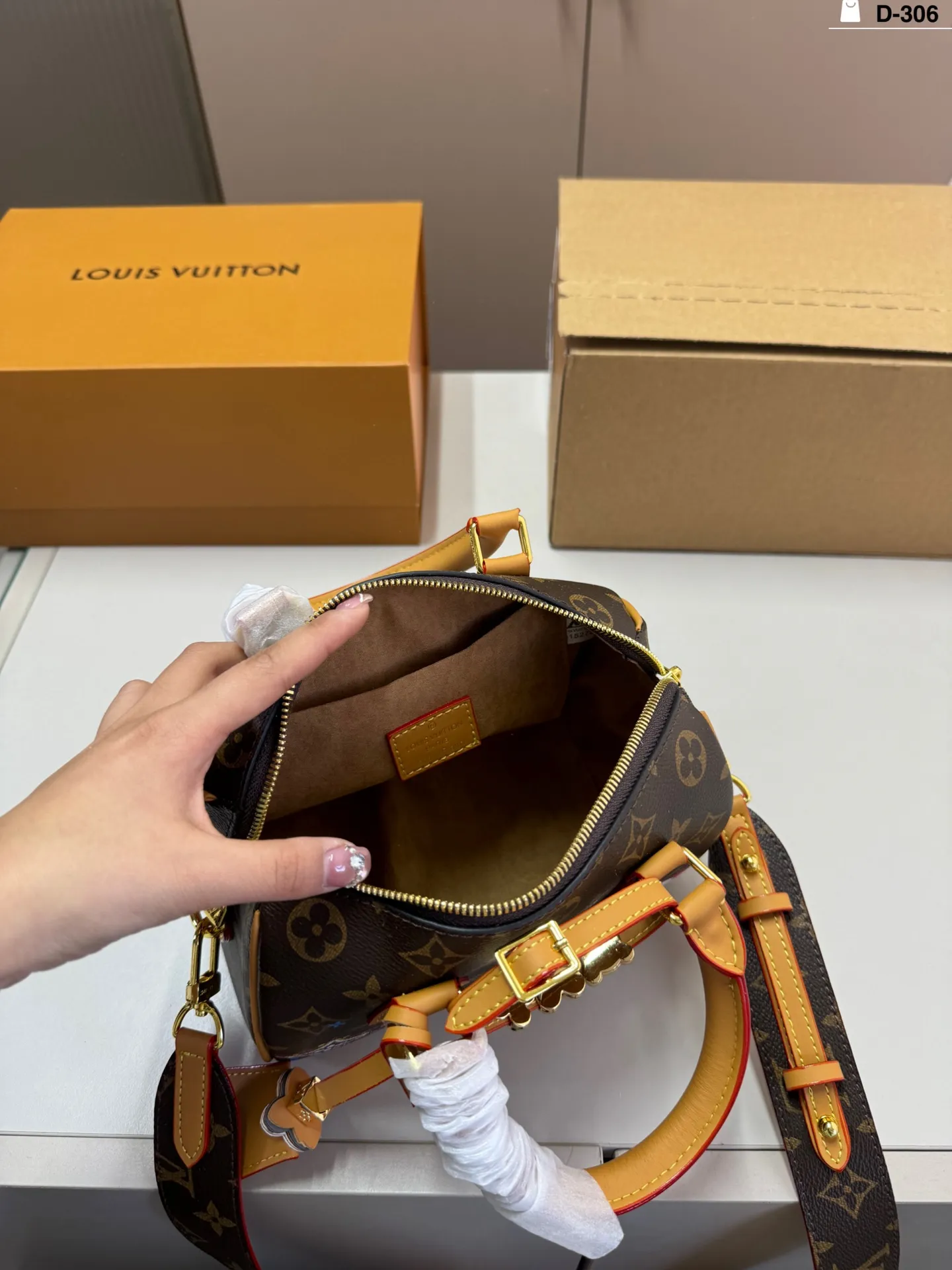 💰p160 D-306尺寸28×14折叠盒飞机盒 LV NanoSpeedy 圣诞限定Nano Speedy, Vivienne卡通形象超可爱! 日常出街或节日氛围感满分尺寸小巧 是LV圣诞限定系列热门款,收藏or送礼都超合适